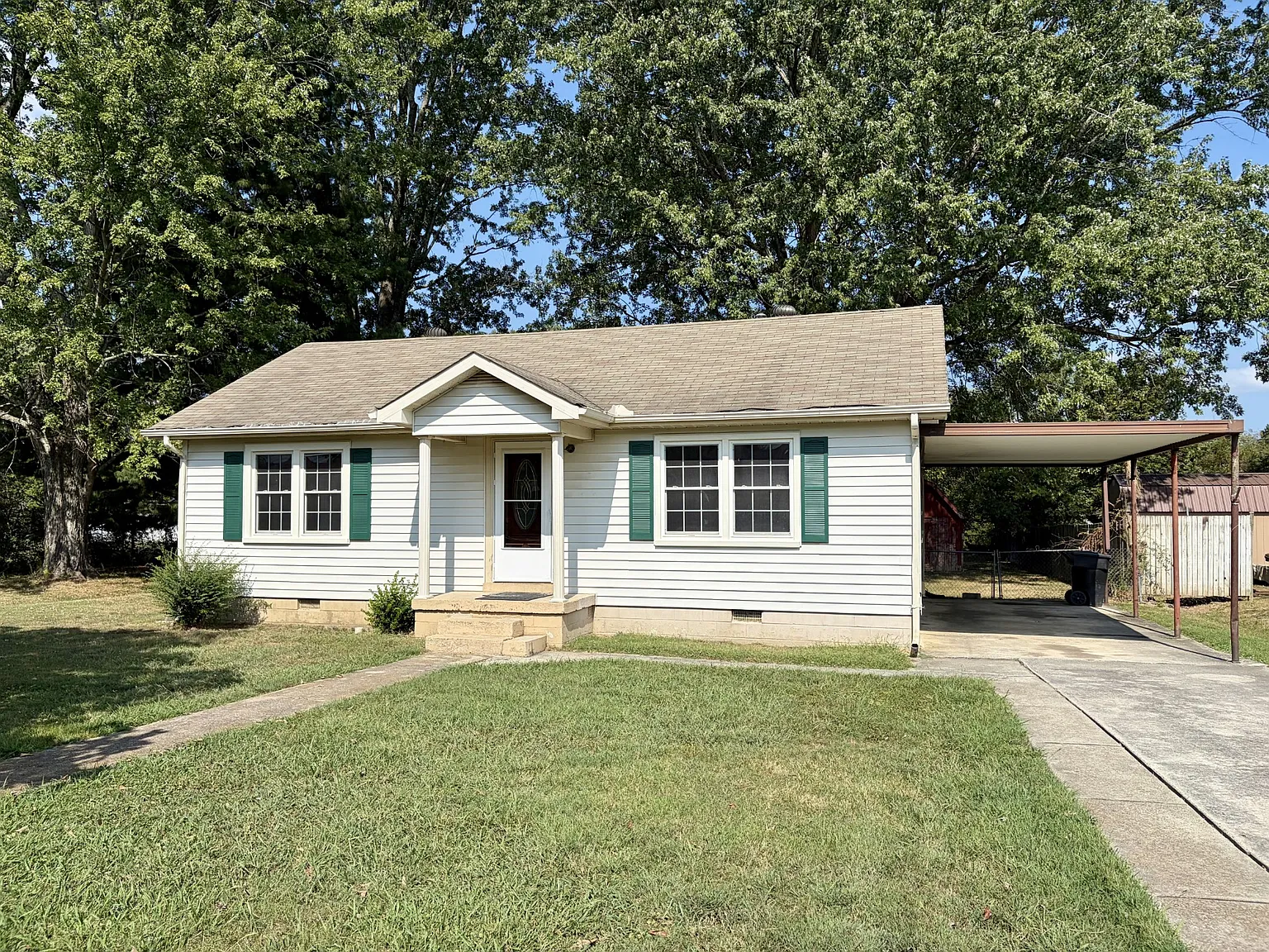 3 bed, 1.0 bath, 1020 sqft, $1,395 — Photo 1