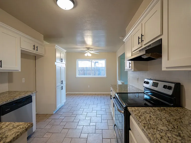 932 NW 9th St — Photo 5