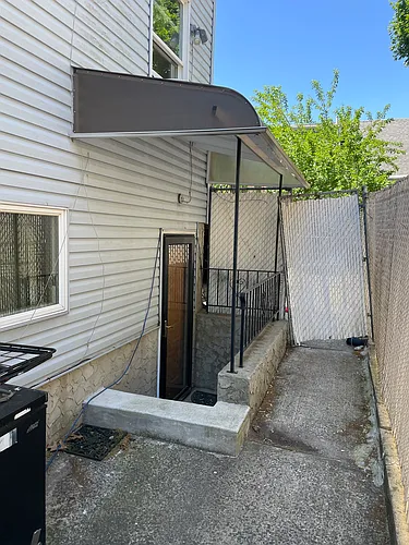 194 Suffolk Ave #B Photo 1