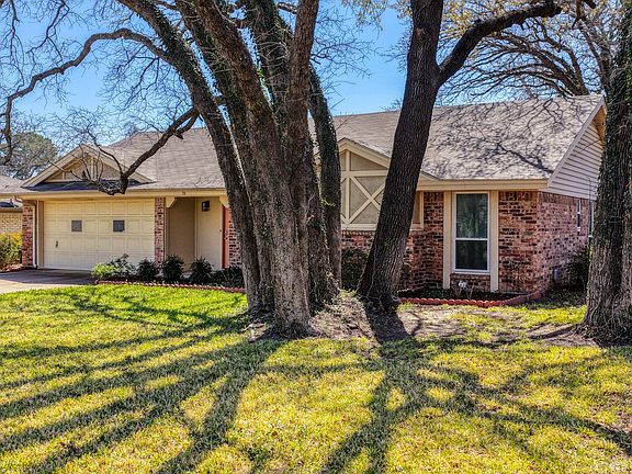 3rd image of 201 Pecan St