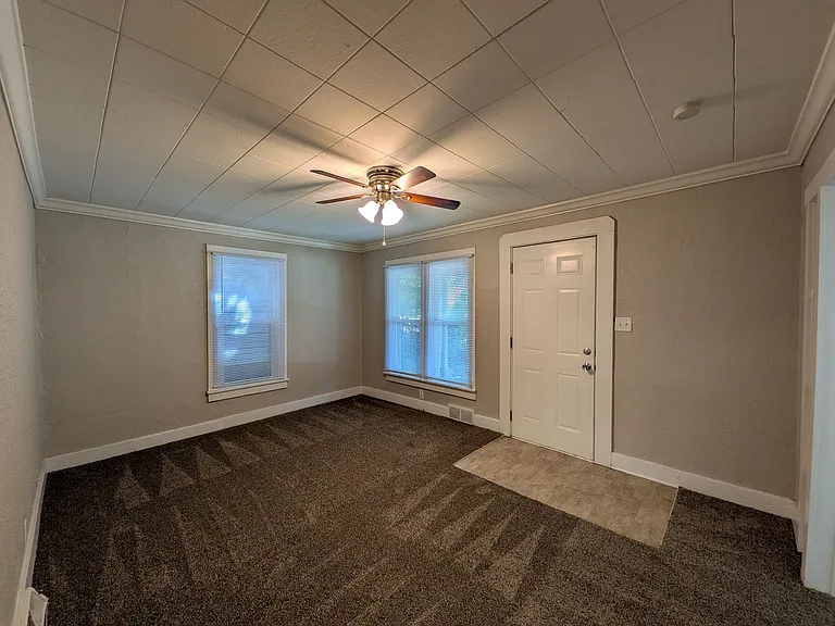922 Walker St — Photo 3