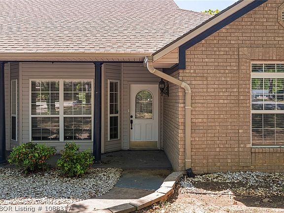 2nd image of 100 Winridge Rd