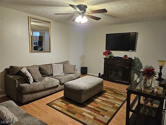 3rd image of 29538 Catawba St