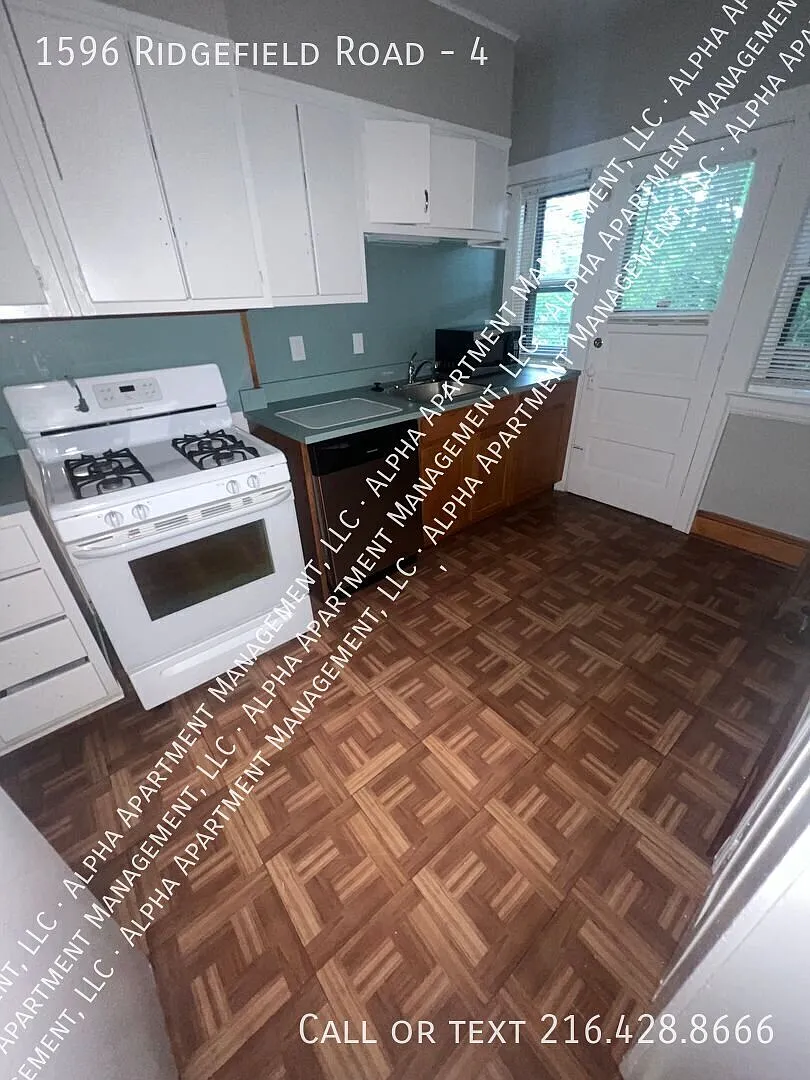 Spacious one Bedroom in Cleveland Heights — Photo 3