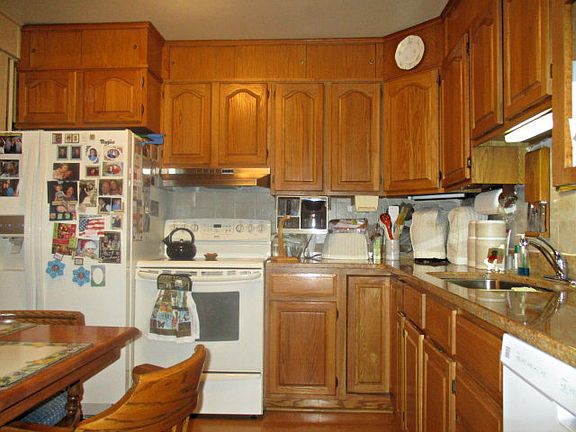 3rd image of 902 E George St