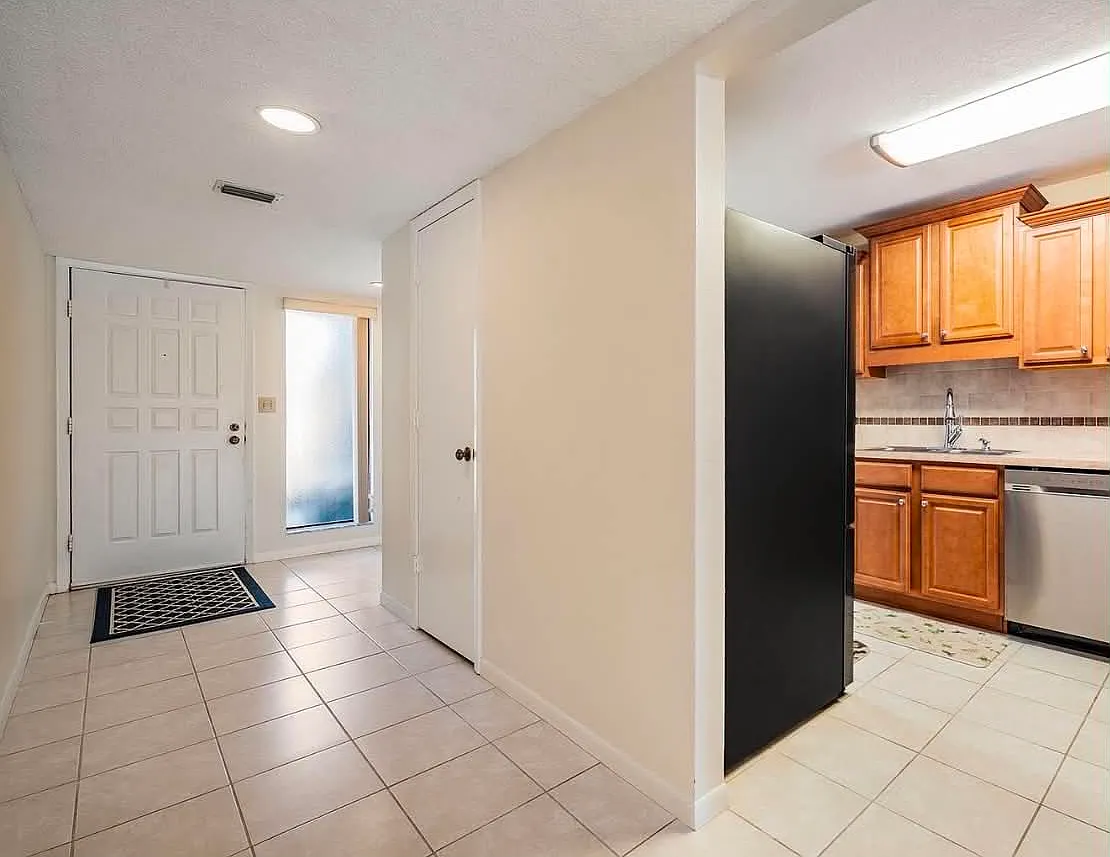 2 bed, 1371 sqft, $2,300 — Photo 2