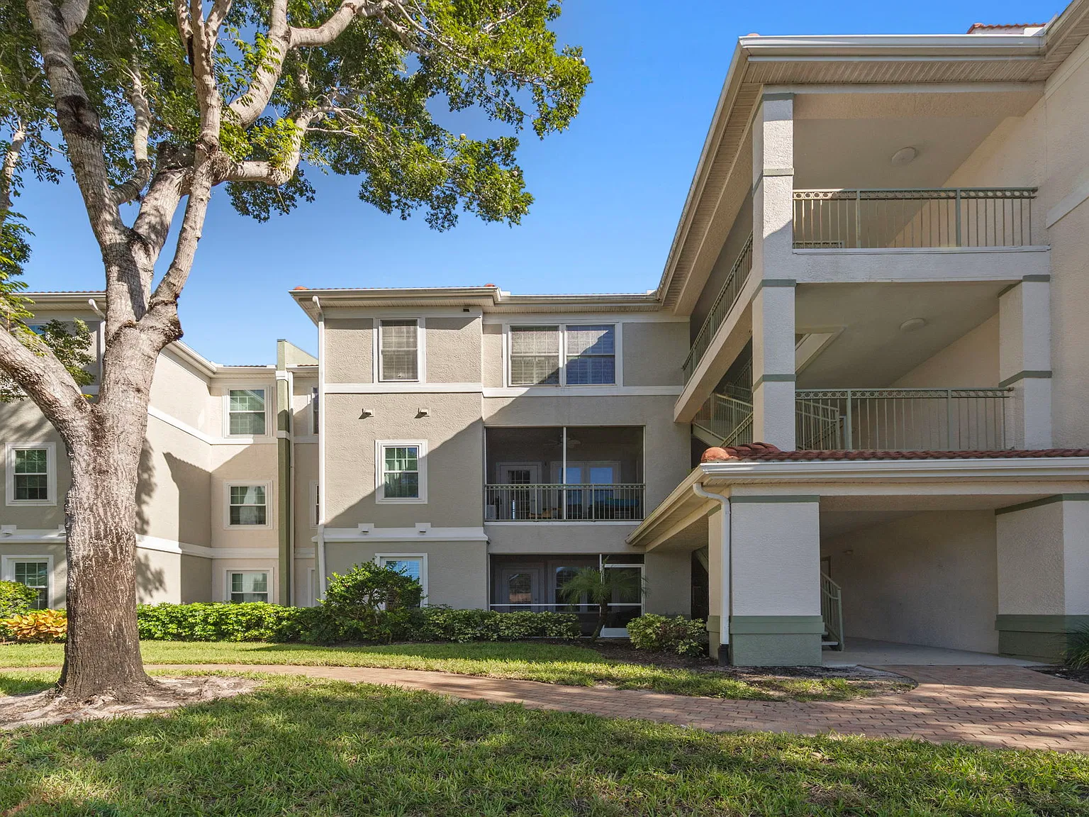 2 bed, 1006 sqft, $1,700 — Photo 1