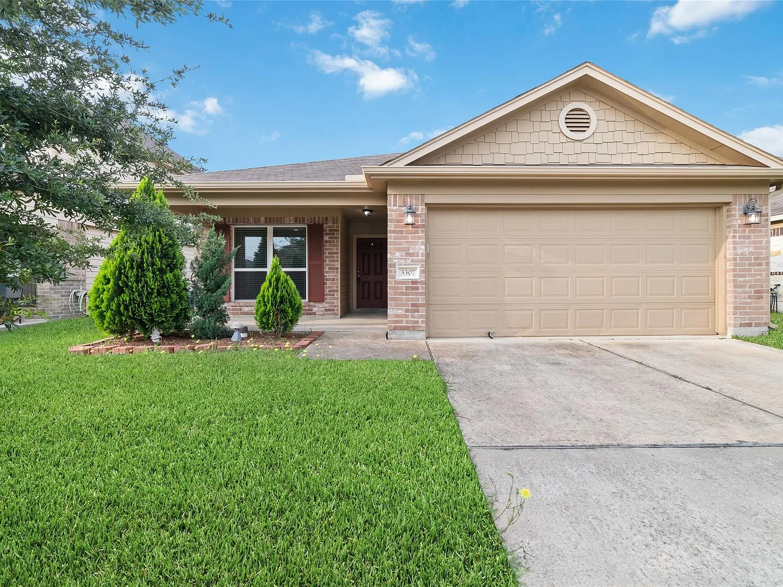 4 bed, 2.0 bath, 1725 sqft, $2,100 — Photo 1