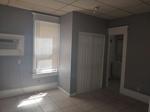 4th image of 905 1/2 S Oak St #905-1/2