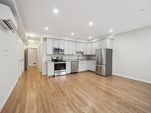3rd image of 1020 Duke St #102