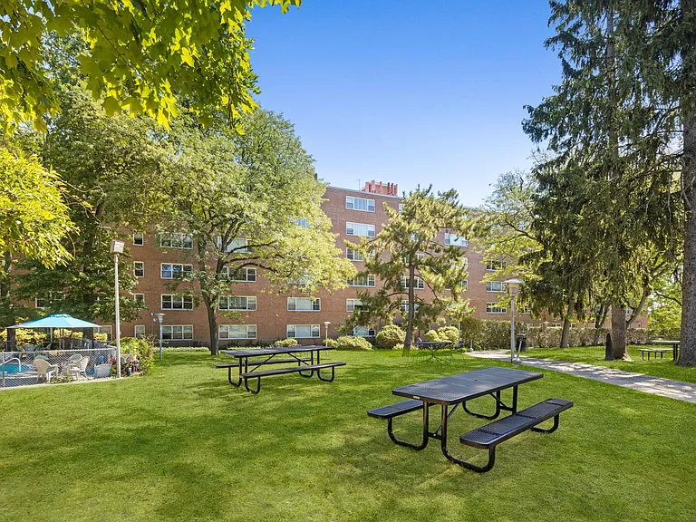Hawthorne Towers Apartments — Photo 22