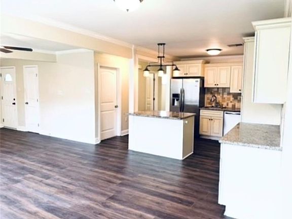 5th image of 205 Douglas Dr