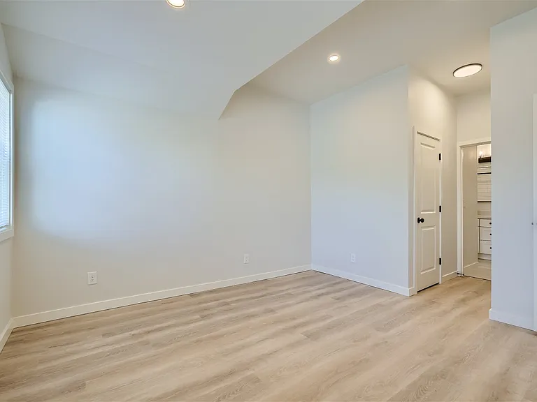 1704 S Hanford St — Photo 24