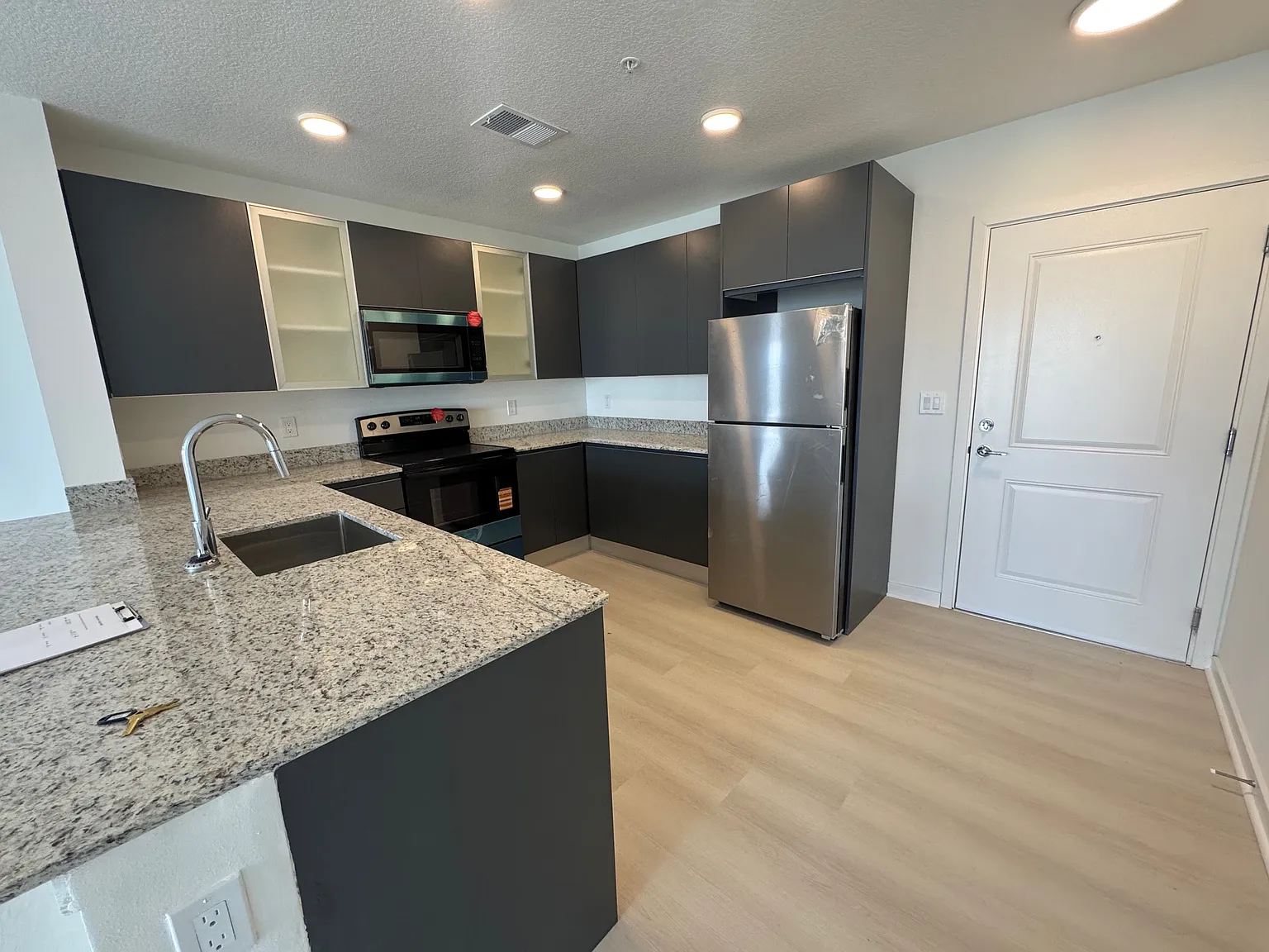 3 bed, 1215 sqft, $2,400 — Photo 1
