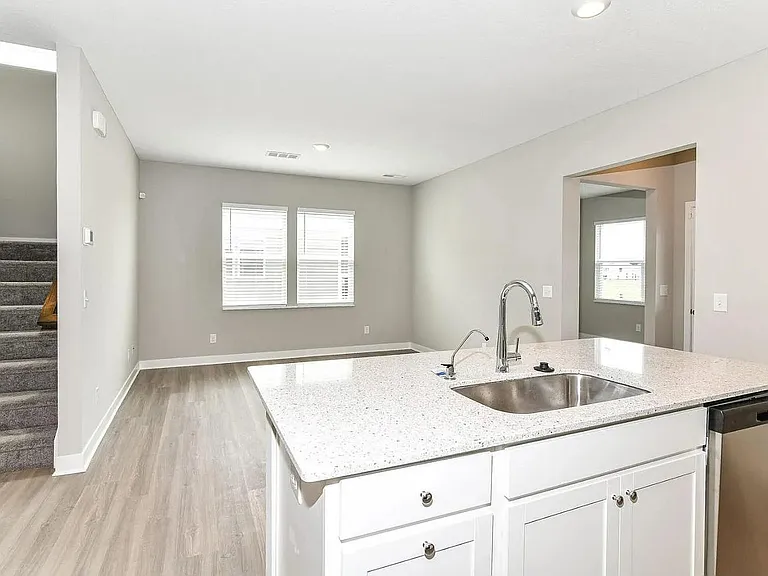 1936 Rowena Ln — Photo 6