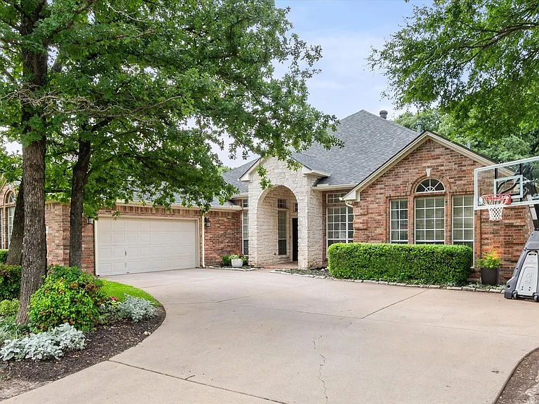 1702 Forest Bend Ln — Photo 3