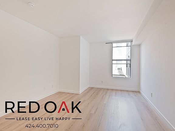3rd image of 134 1/2 N Mariposa Ave #215