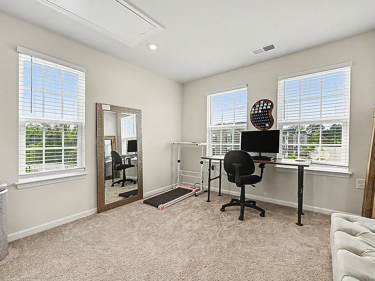 221 Tamworth Crk — Photo 19