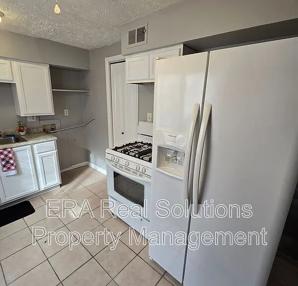 281 S Napoleon Ave #B — Photo 9