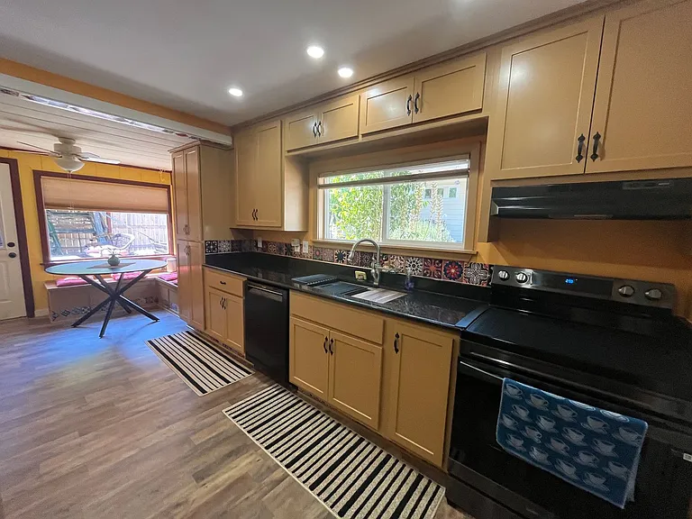 2352 Shasta St — Photo 10