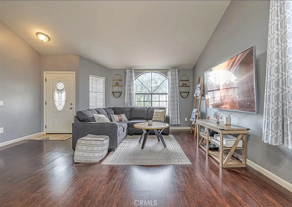 3 bed, 1361 sqft, $3,150 — Photo 2