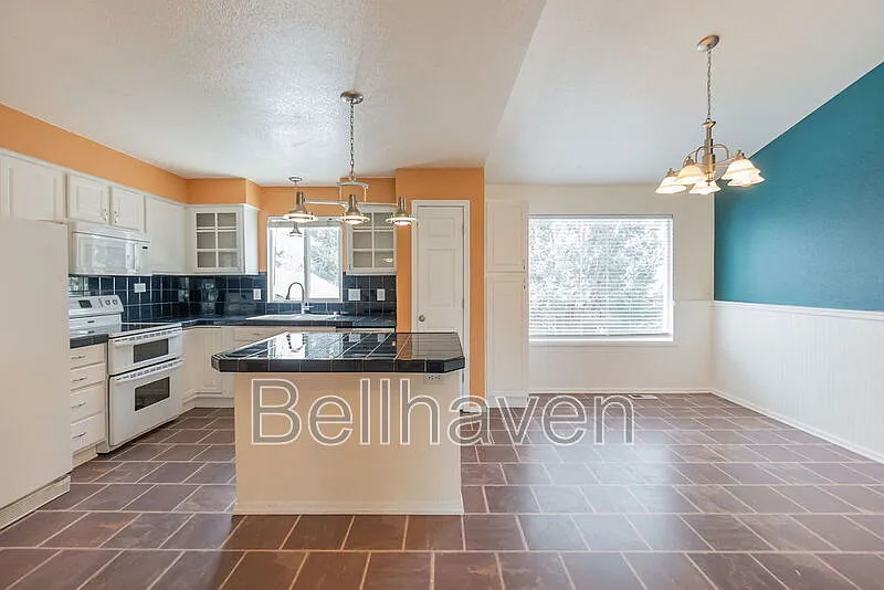 3 bed, 3.0 bath, 2108 sqft, $2,395 — Photo 3