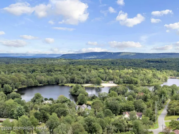 1658 Glade Dr, Long Pond, PA 18334