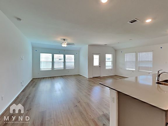 4th image of 441 Sebring Cir