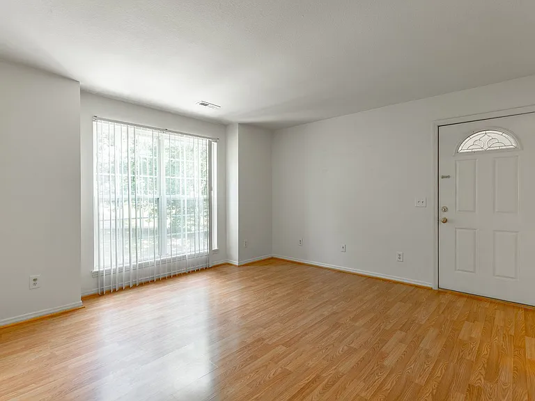 Eastwood Court Apartments — Photo 9