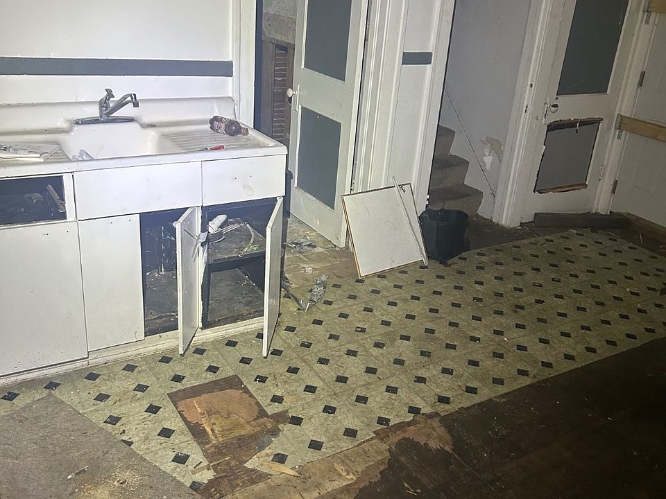 2nd image of 7714 Holmes St
