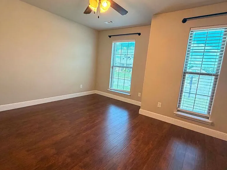 1104 Lakeview Dr — Photo 12