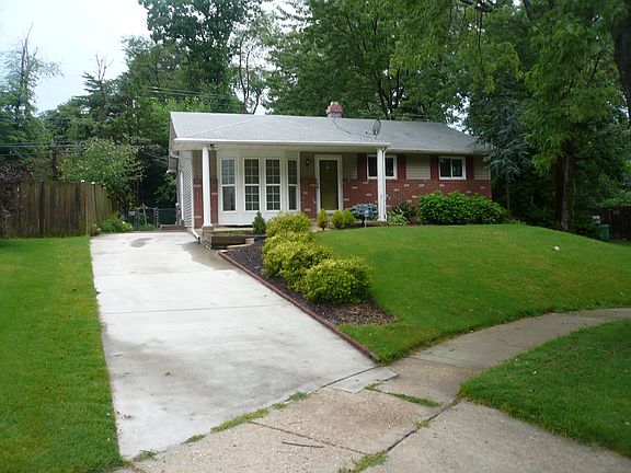 Exterior Front/Driveway