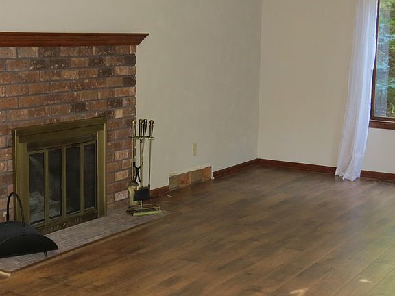 3rd image of 707 Pine Bay Ave