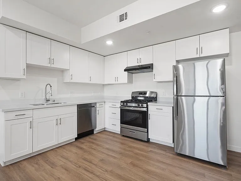 14541 Gilmore St Apartments — Photo 39