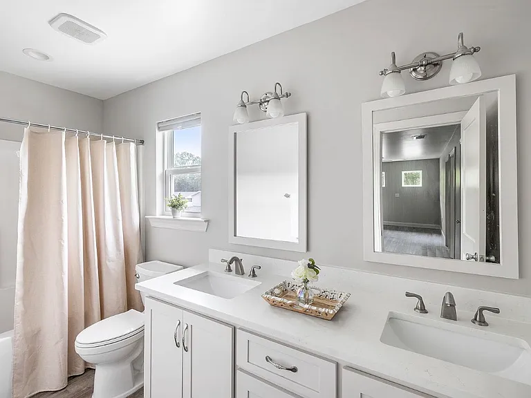 Full bath off of loft