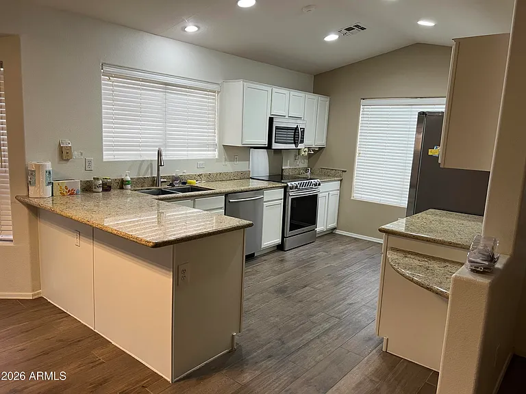 2240 E Mariposa Grande — Photo 3
