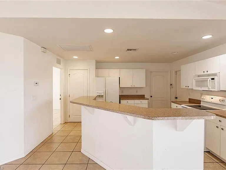 1627 NE 7th Pl — Photo 8