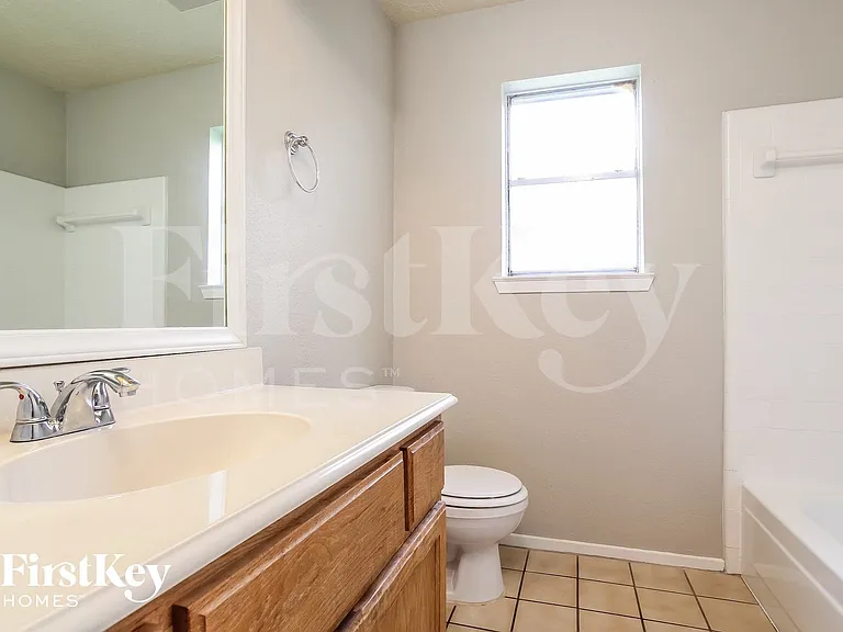 2118 Knollbrook Ln — Photo 13