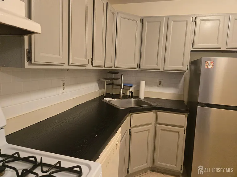 143 College Dr — Photo 4