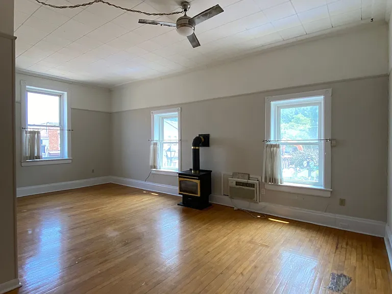 32 Grand River St N #C — Photo 2