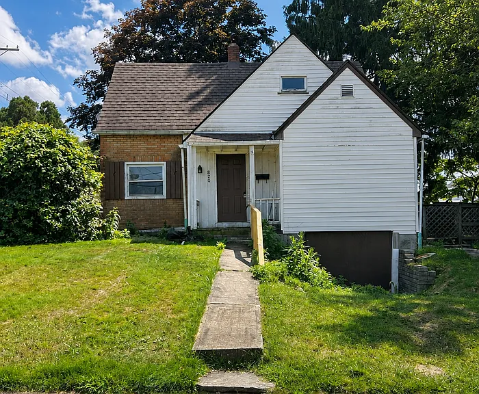 820 Center Ave — Photo 1