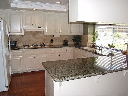Gorgeous Kitchen With Granit