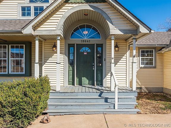3rd image of 18641 Woodbriar Ln