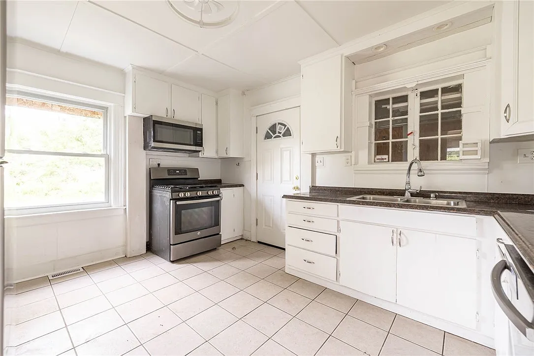 3 bed, 1.5 bath, 1561 sqft, $2,200 — Photo 4
