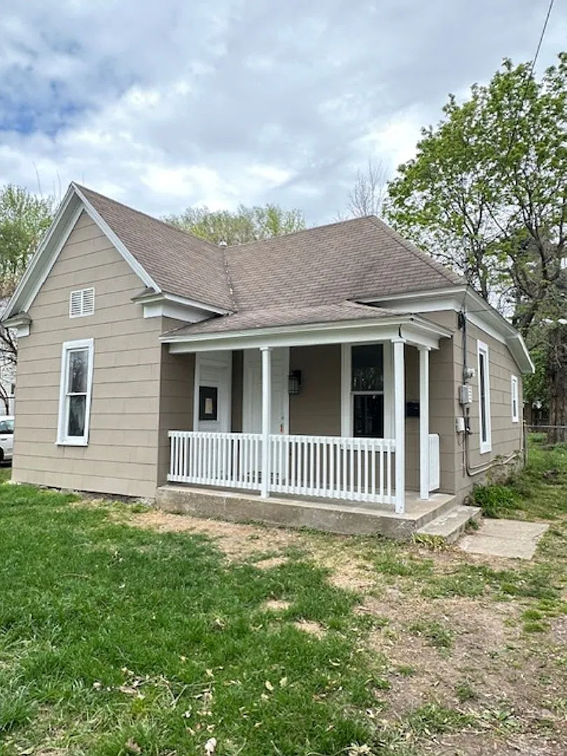 1 Bedroom 1 Bath - Fenced In Back Yard - Cozy Home! — Photo 1
