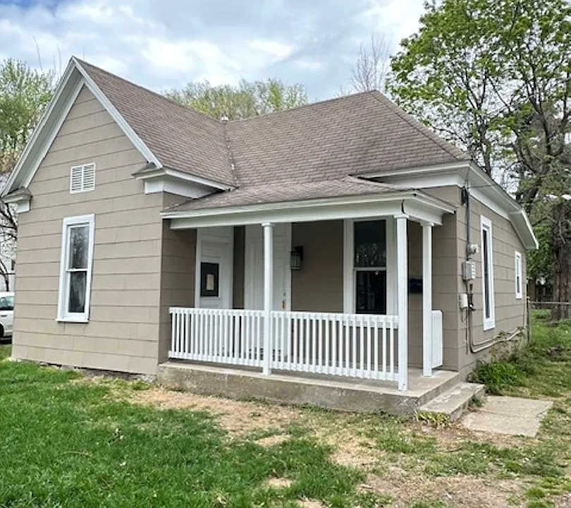 2216 N Rogers Ave