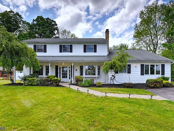 3rd image of 25 Carol Dr