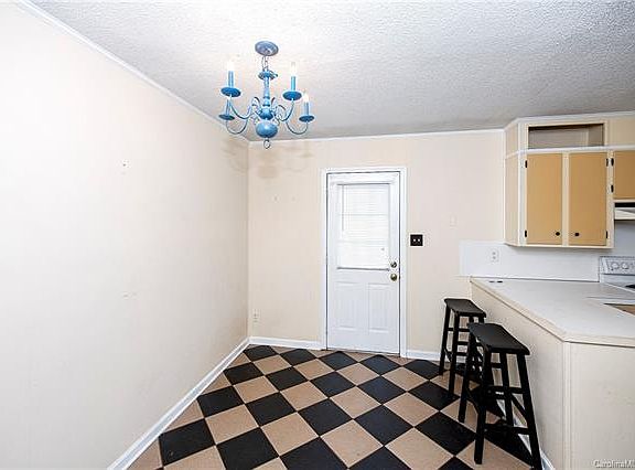 5th image of 12 Spruce Pine Dr