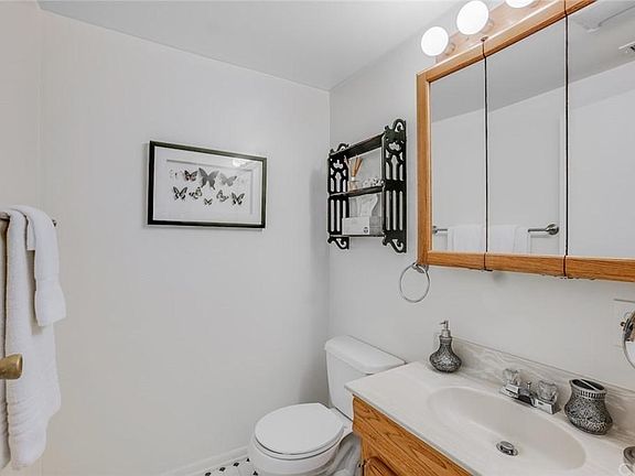 4th image of 810 N Maria Ave