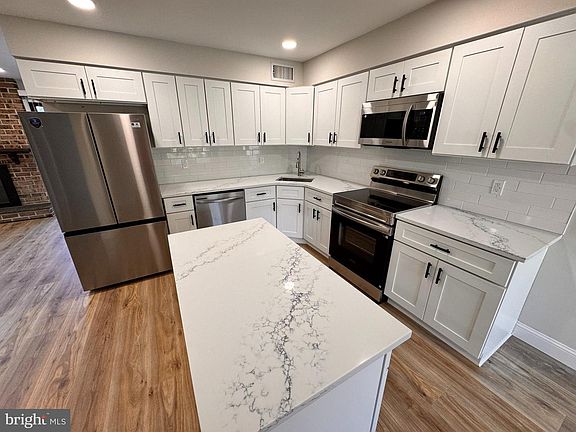 5th image of 402 Harrison Pl